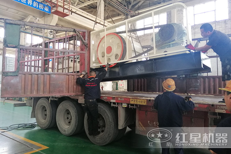 紅星機(jī)器輥式破碎機(jī)廠(chǎng)家車(chē)間發(fā)貨，工廠(chǎng)價(jià)直銷(xiāo)