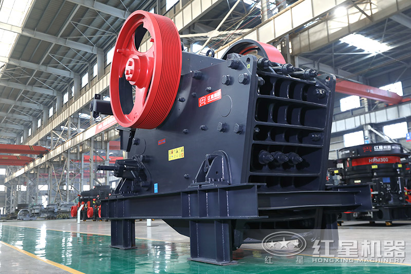 大型顎式破碎機(jī)時產(chǎn)量高達(dá)1000噸