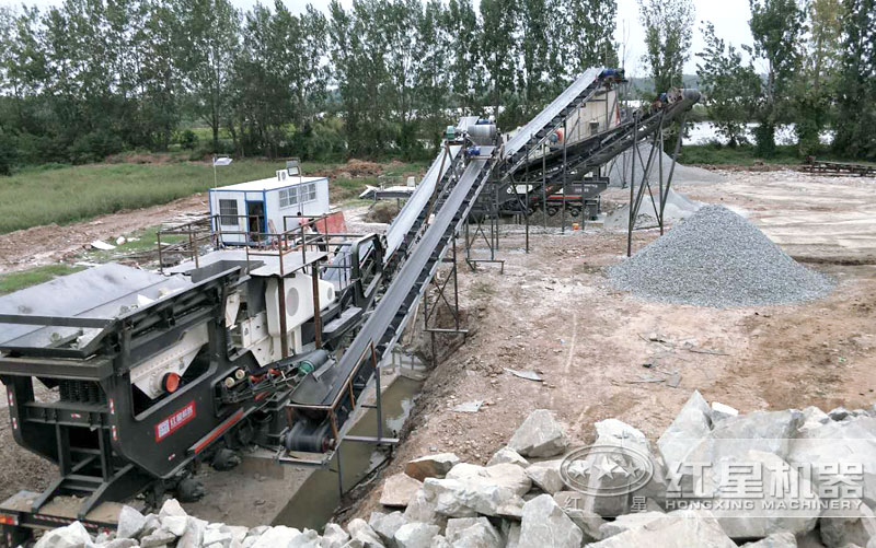 移動碎石加工設(shè)備粉碎玄武巖現(xiàn)場