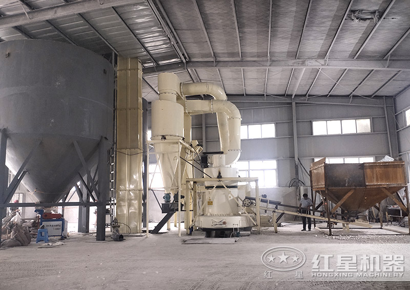 雷蒙磨是礦石磨粉生產(chǎn)線常見(jiàn)設(shè)備，棒磨機(jī)也不以外