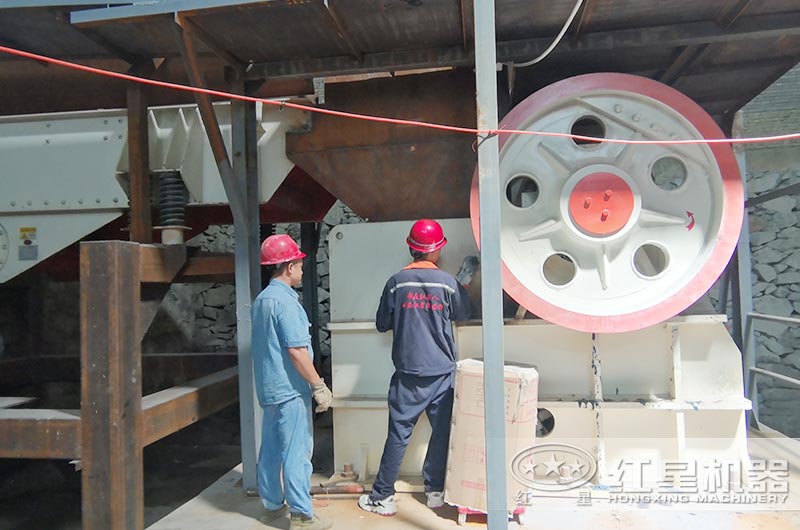 紅星機器售后人員現(xiàn)場檢查