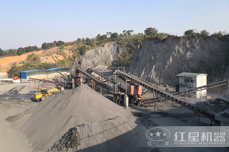采沙場生產(chǎn)機(jī)制砂現(xiàn)場