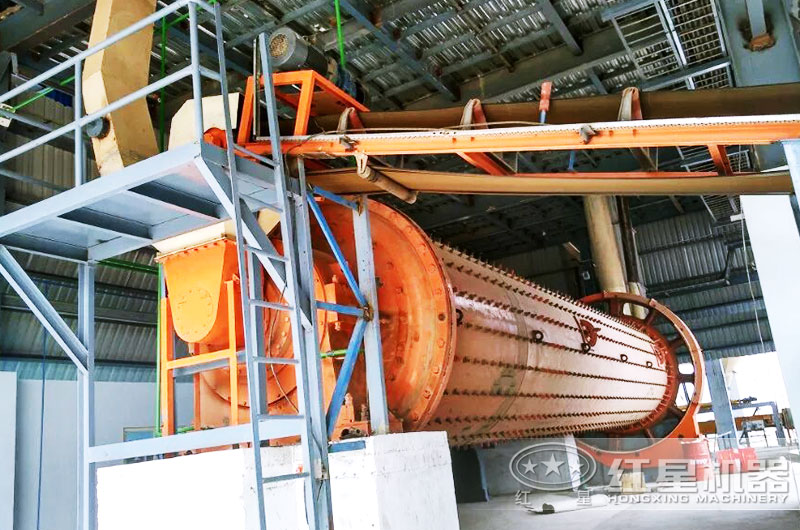 球磨機室內(nèi)粉磨作業(yè)現(xiàn)場