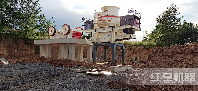 46破碎機搭載250x1000細鄂破、制砂機作業(yè)現(xiàn)場