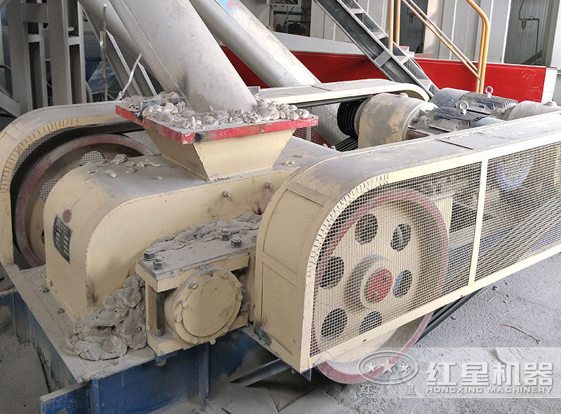 對(duì)輥破碎機(jī)粉碎玄武巖客戶現(xiàn)場(chǎng)案例