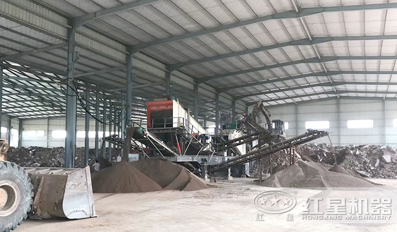 移動(dòng)石子破碎機(jī)制砂生產(chǎn)現(xiàn)場(chǎng)