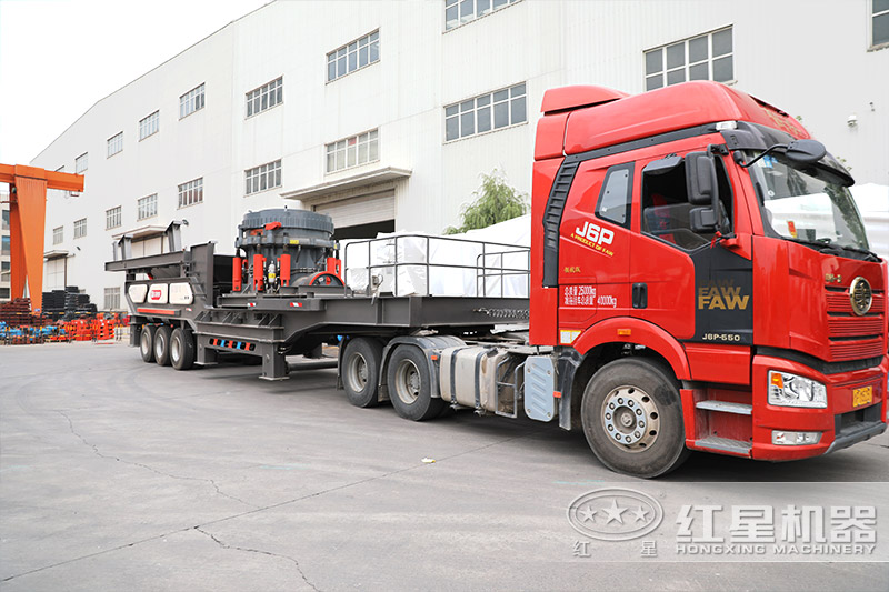 移動制砂機(jī)發(fā)貨進(jìn)行中，車頭牽引即可抵達(dá)生產(chǎn)現(xiàn)場，簡單安裝就能生產(chǎn)