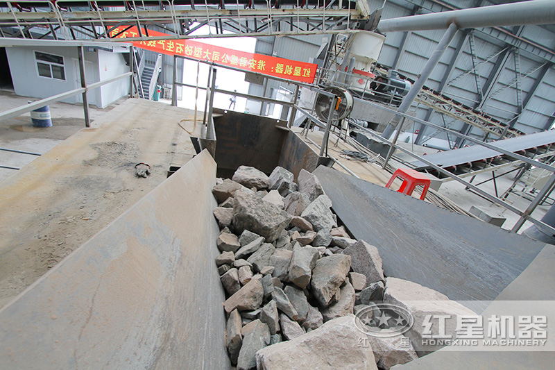 鄂破進(jìn)料口大，可通過大塊玄武巖