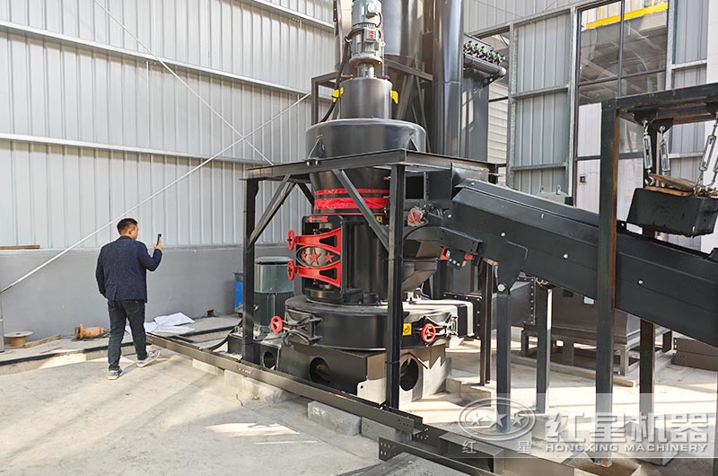 高產(chǎn)量雷蒙磨粉機(jī)工作現(xiàn)場圖片