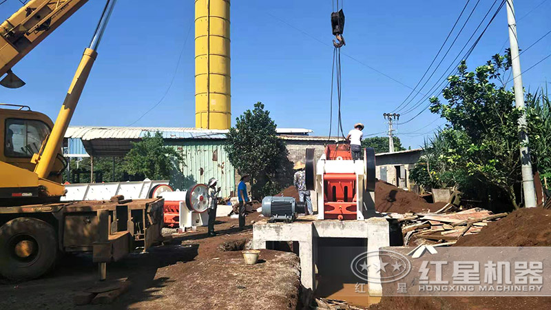 小型細(xì)鄂破客戶安裝現(xiàn)場