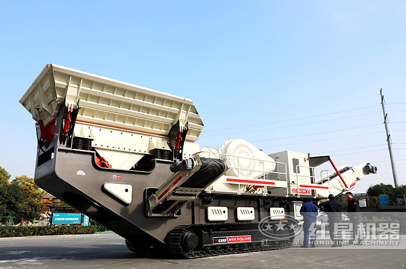 移動(dòng)履帶破碎機(jī)，搭載顎式破碎機(jī)