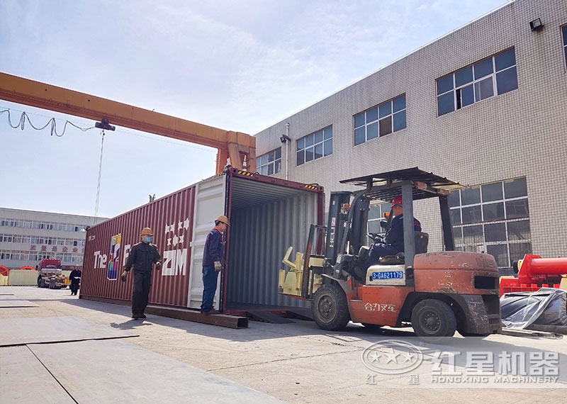 打石子設(shè)備裝車發(fā)貨，送到客戶手中