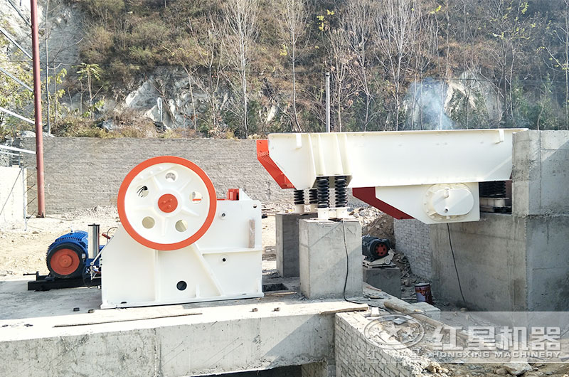 顎式破碎機(jī)現(xiàn)場
