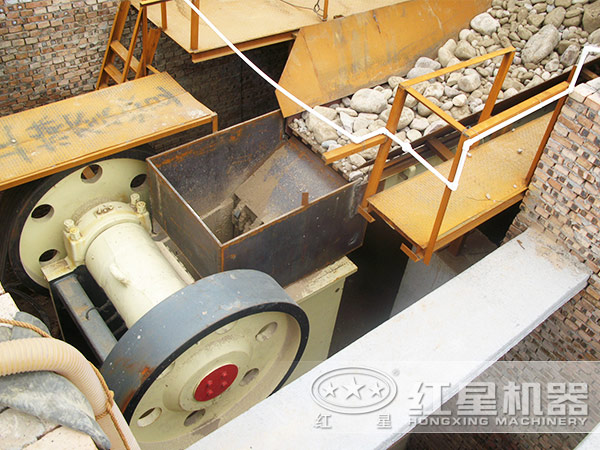 顎式破碎機(jī)作業(yè)