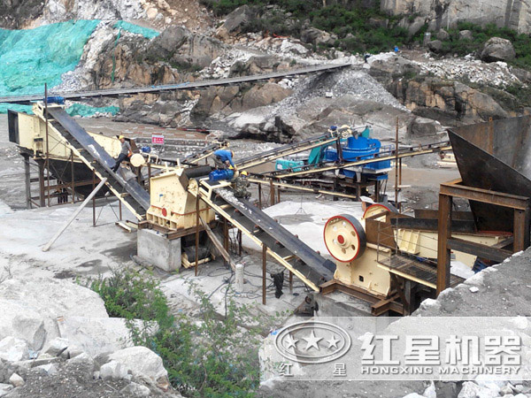 石料破碎生產(chǎn)現(xiàn)場(chǎng)