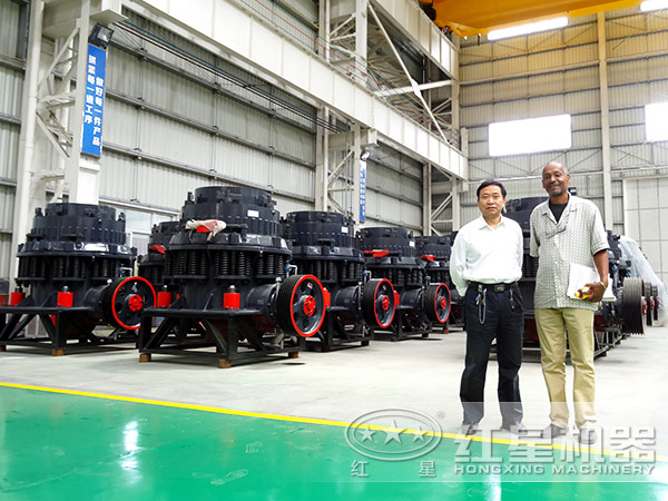 復(fù)合式圓錐破碎機(jī)客戶留影