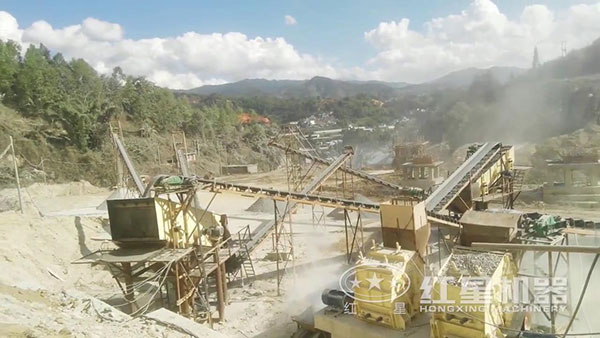 反擊式破碎機(jī)現(xiàn)場實(shí)拍圖