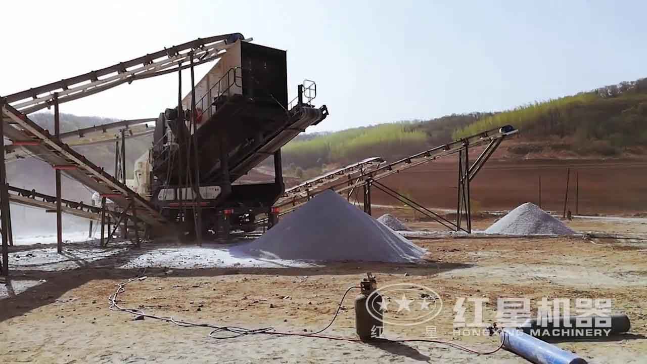 移動(dòng)破碎站生產(chǎn)現(xiàn)場(chǎng)