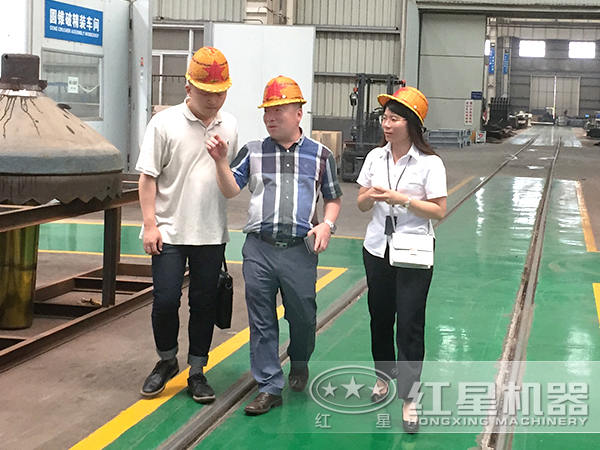 客戶前來(lái)購(gòu)買(mǎi)風(fēng)化石制砂機(jī)