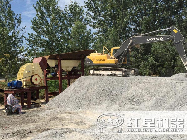 錘式破碎機(jī)生產(chǎn)現(xiàn)場(chǎng)