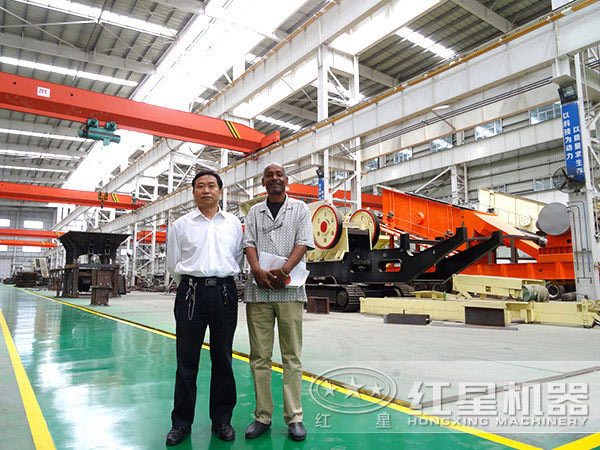 移動式破碎機(jī)車間留影