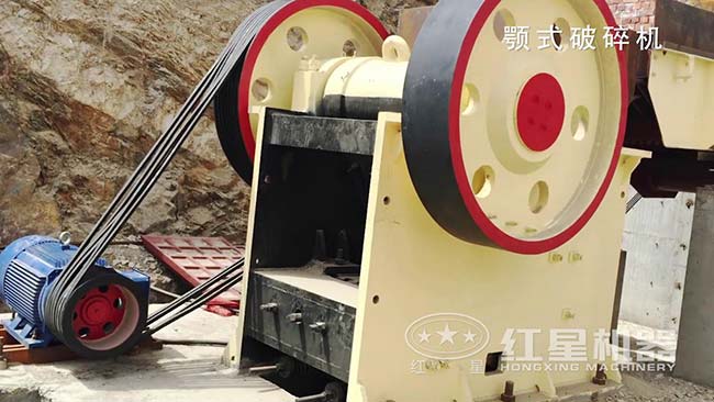 顎式破碎機工作現(xiàn)場實拍