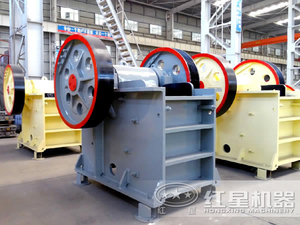 時產(chǎn)100-200噸碎石機車間