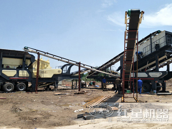 移動(dòng)砂石料生產(chǎn)設(shè)備工作現(xiàn)場(chǎng)