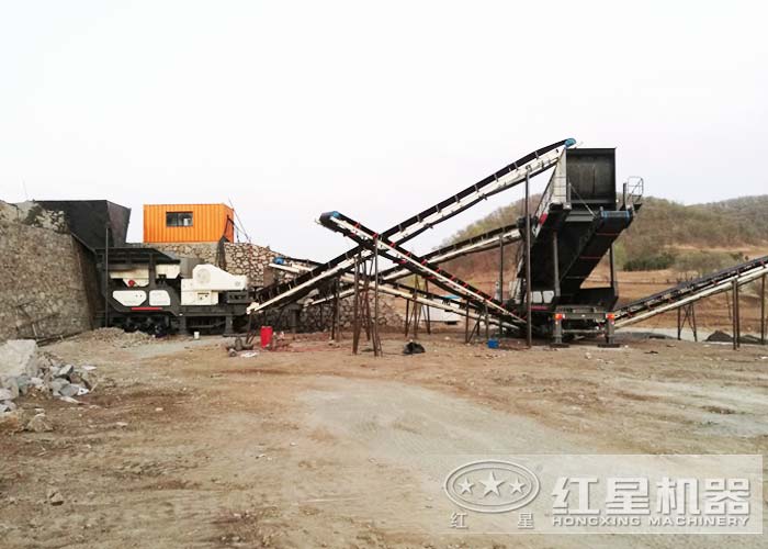 移動(dòng)砸石機(jī)作業(yè)現(xiàn)場(chǎng)