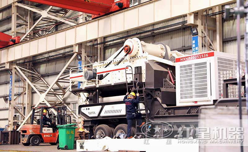 移動(dòng)式粉碎機(jī)車(chē)間實(shí)拍