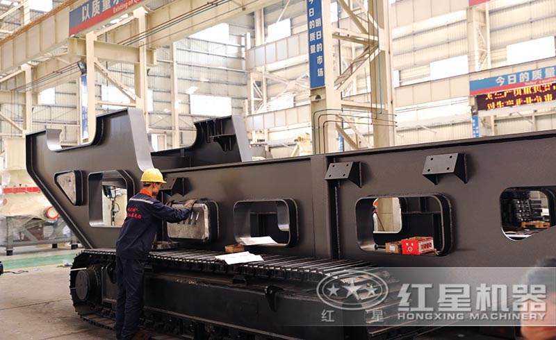 履帶式移動破碎站加工現(xiàn)場