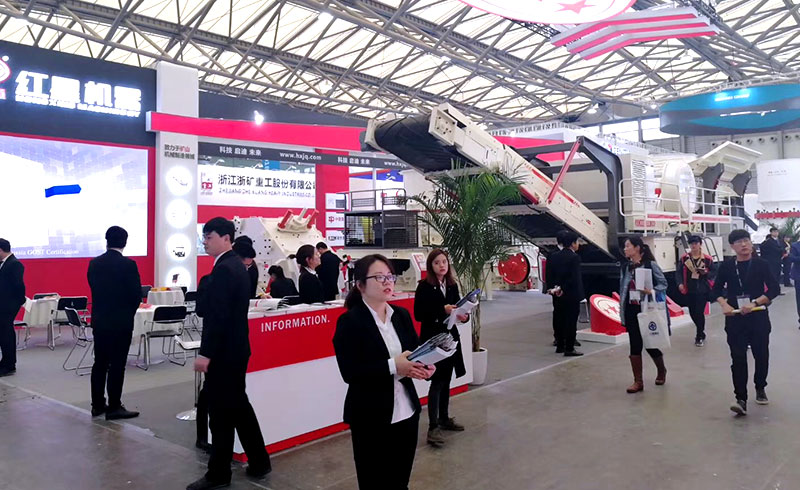 紅星履帶式移動(dòng)破碎機(jī)寶馬展