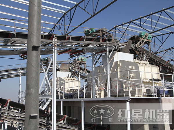 鵝卵石反擊式粉碎機(jī)現(xiàn)場(chǎng)實(shí)拍1