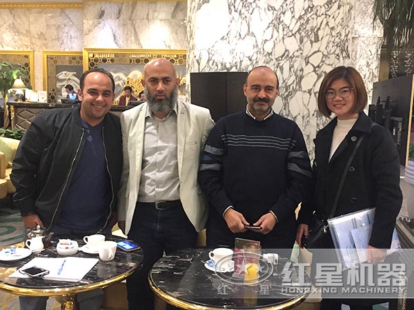 機制砂設(shè)計師與客戶留影