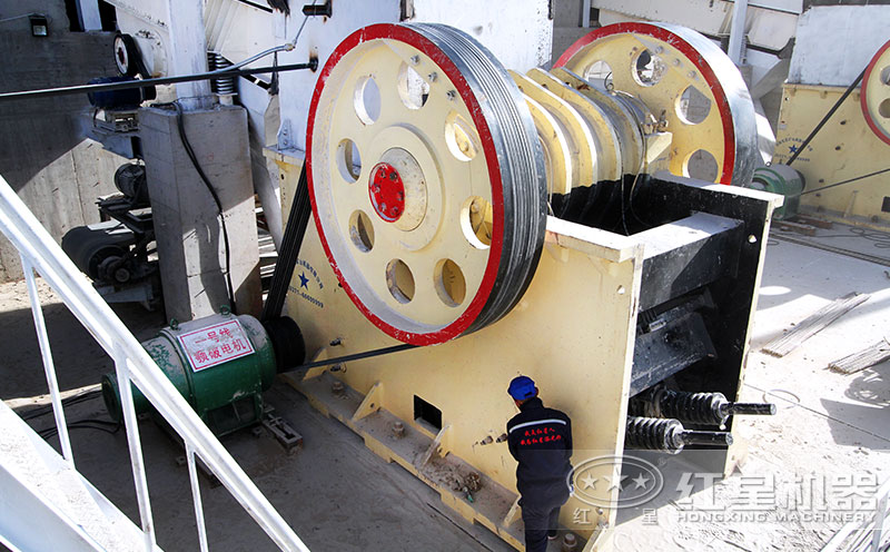 顎式破碎機(jī)現(xiàn)場(chǎng)