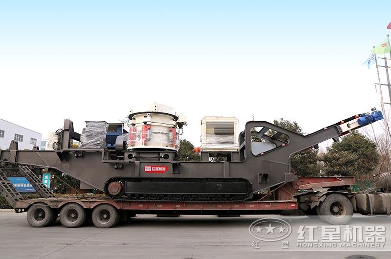 液壓驅(qū)動(dòng)式石頭破碎機(jī)裝車發(fā)貨中