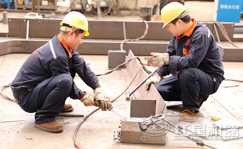 認(rèn)真做好設(shè)備，把控每一處細(xì)節(jié)，是紅星永恒的初心