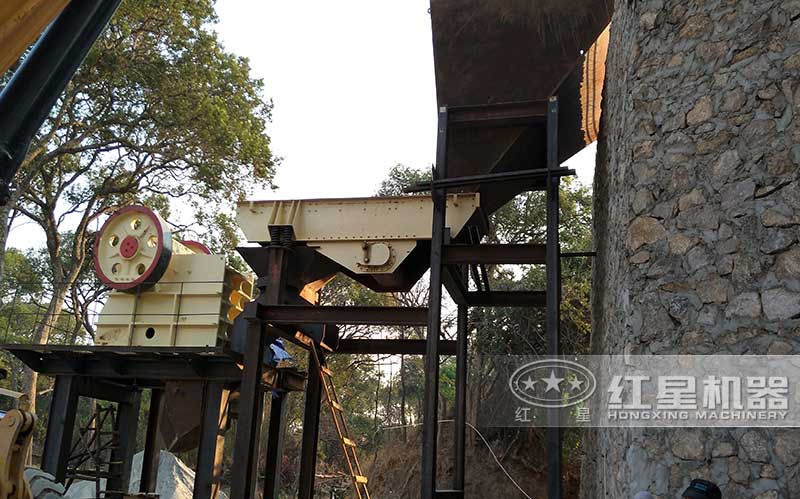 中型石頭破碎機現(xiàn)場實拍