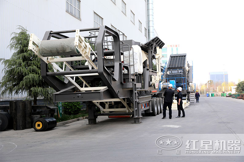 客戶來廠考察移動破碎機(jī)設(shè)備