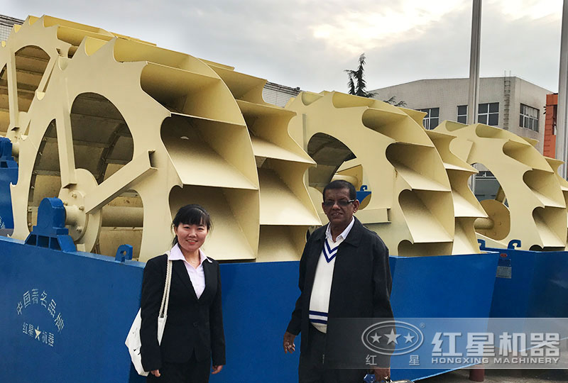 客戶參觀小型洗砂機(jī)