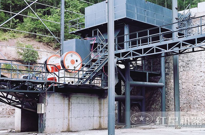 顎式破碎機(jī)工作現(xiàn)場(chǎng)