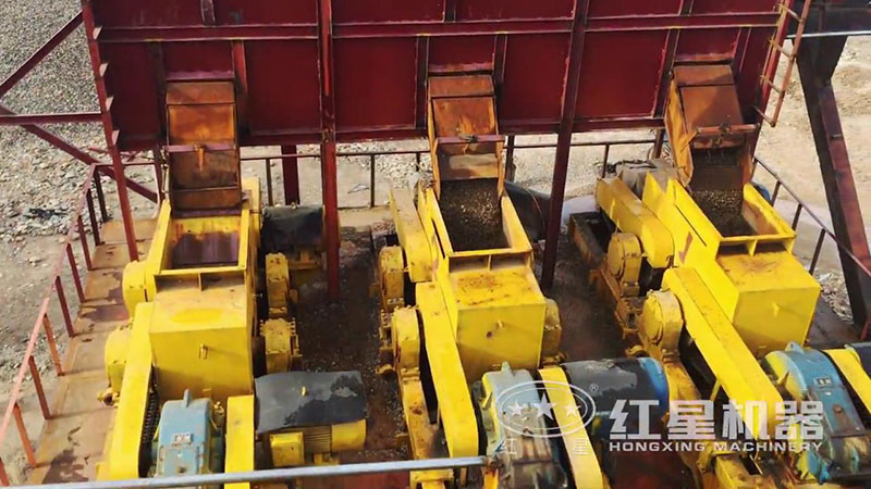 對(duì)輥式破碎機(jī)加工河石現(xiàn)場