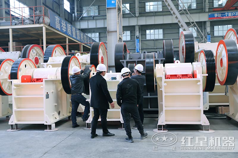 客戶來(lái)廠參觀鐵礦破碎機(jī)