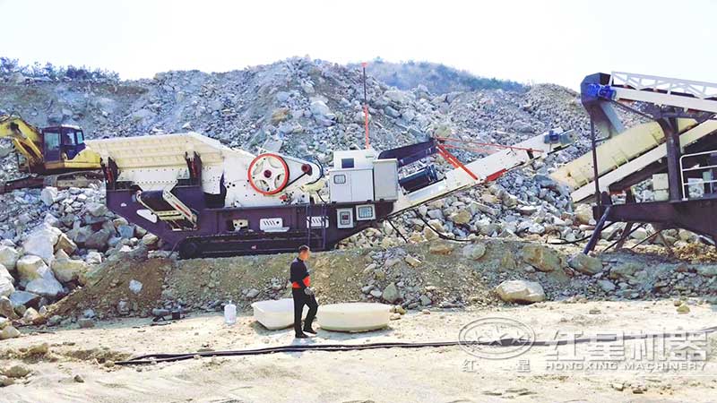 山東履帶式移動(dòng)顎式破碎機(jī)作業(yè)現(xiàn)場(chǎng)
