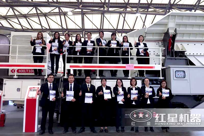 大型的履帶式移動(dòng)石頭破碎機(jī)市場價(jià)格上百萬