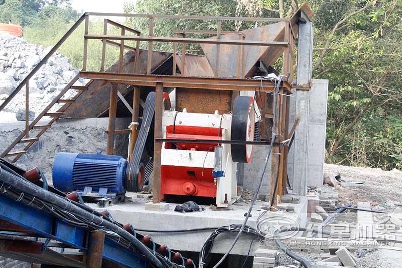顎式破碎機(jī)加工現(xiàn)場(chǎng)