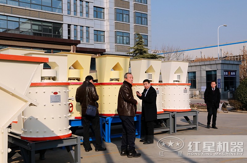 客戶(hù)來(lái)廠考察立式復(fù)合破碎機(jī)