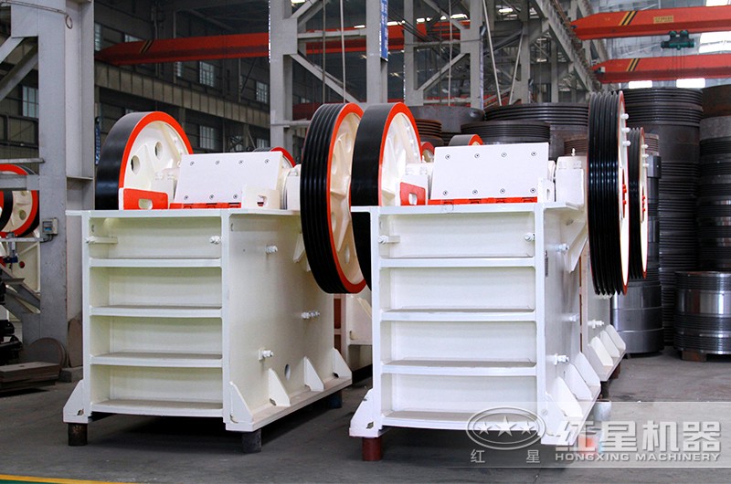 顎式破碎機(jī)車間實(shí)拍