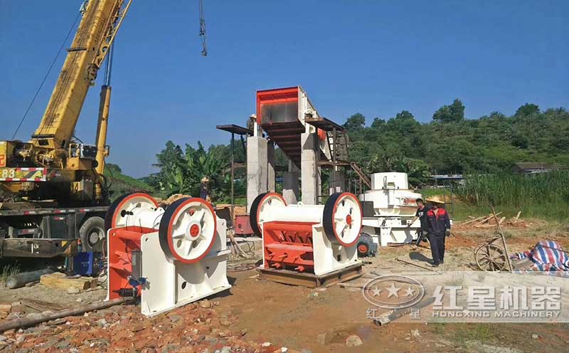 顎式破碎機(jī)工作現(xiàn)場(chǎng)