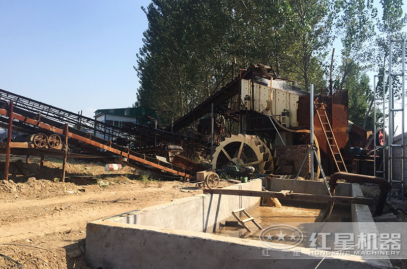 正在工作中的制沙設備現(xiàn)場